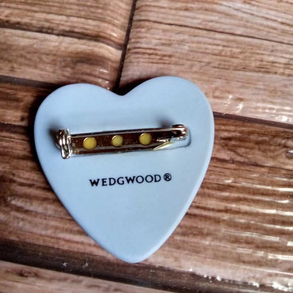 WEDGEWOOD Heart Jasperware Porcelain Blue and White Brooch Pin - Picture 3 of 9